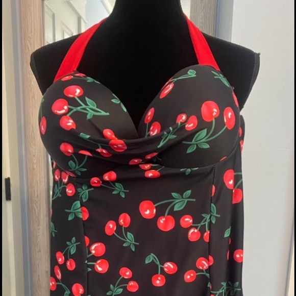 Pin-Up Girl Style Vintage Look One-Piece Swimsuit - Picture 2 of 8